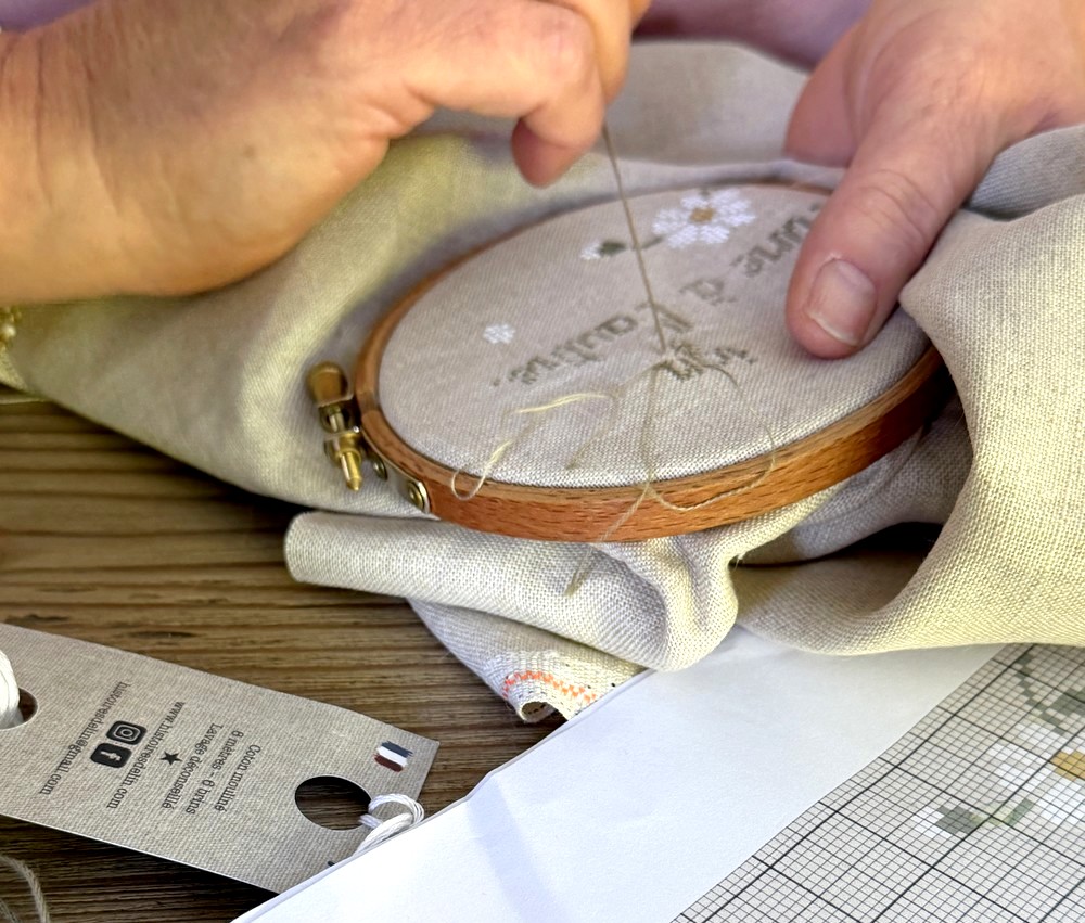 Mains de brodeuse, création en cours dans l’atelier Histoires de Lin